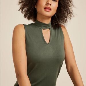 NWT Elegant black Sleeveless keyhole Top